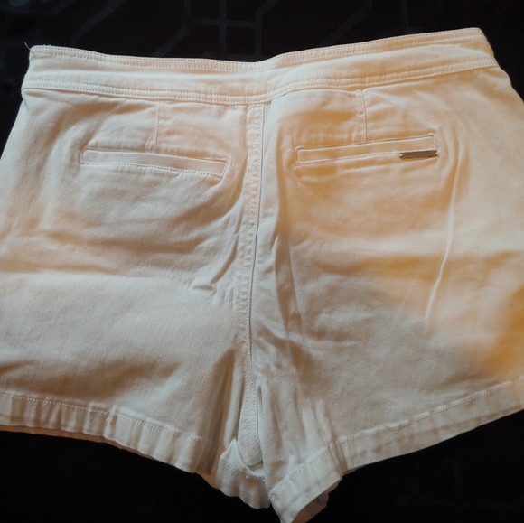 White NY&CO pull on shorts with side zipper - Picture 2 of 3